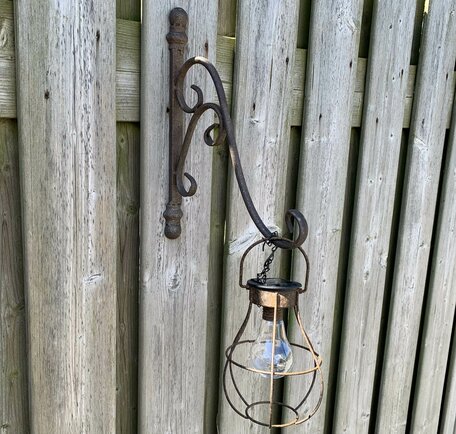 Hang Lantaarn Solar lamp met wandhaak antique roest bruin | 65593 | Tuinverlichting | Stoer & Sober Woonstijl