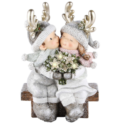 Decoratie beeld kerst winterkindjes ledverlichting jongen meisje samen op de bank bloemen gewei 16x13x30cm | A225781 | Dekoratief