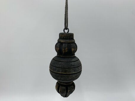 Pinakel ornament aan hanger / touw klos vintage grijs bruin klein 16 x 7 cm hout | 655996 | Home Sweet Home | Stoer & Sober Woonstijl