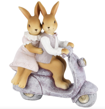 Decoratie beeld konijnen op een scooter koppel paar resina 14x6x15 cm paars roze bruin staand | A230252 | Dekoratief Pasen 